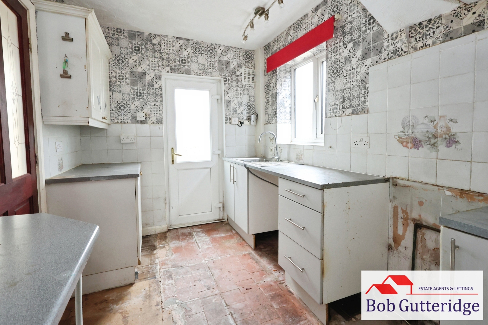 FITTED KITCHEN